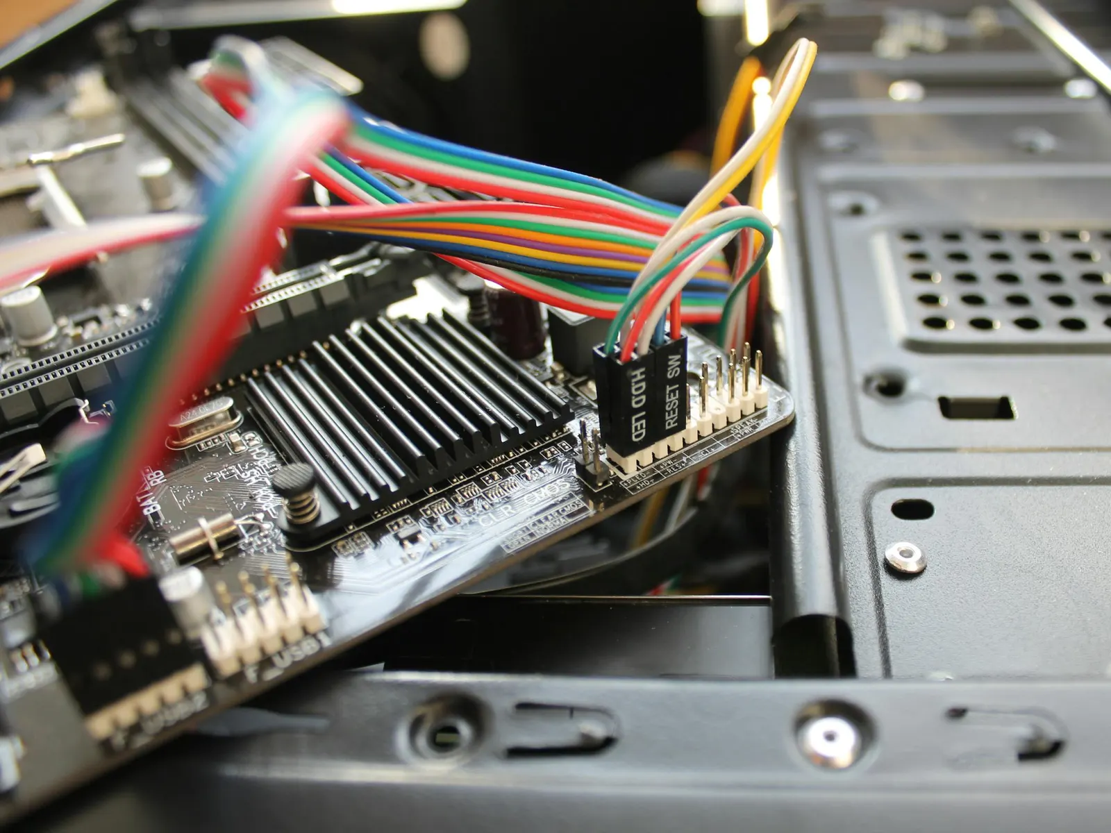 Placă de bază și cablaj în interiorul unei carcase de PC desktop