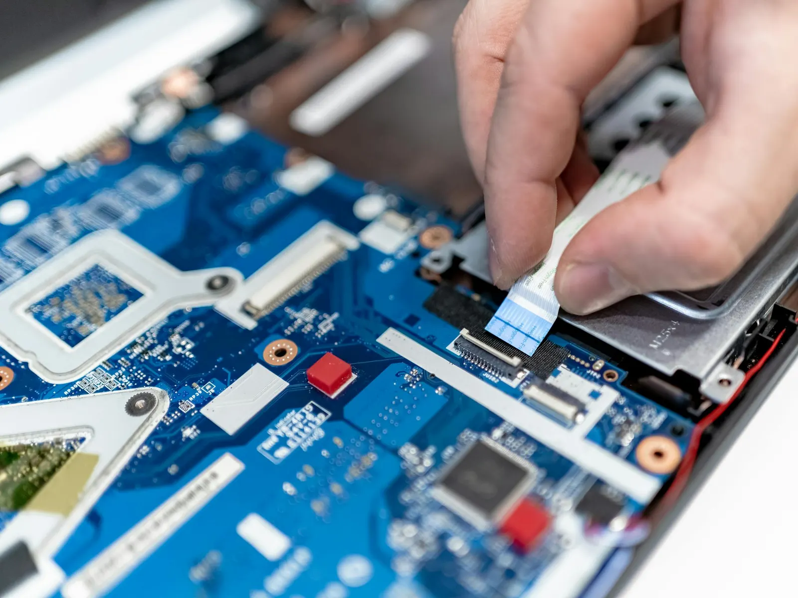 Reparație placă de bază de laptop — service hardware ClickNest în Timișoara