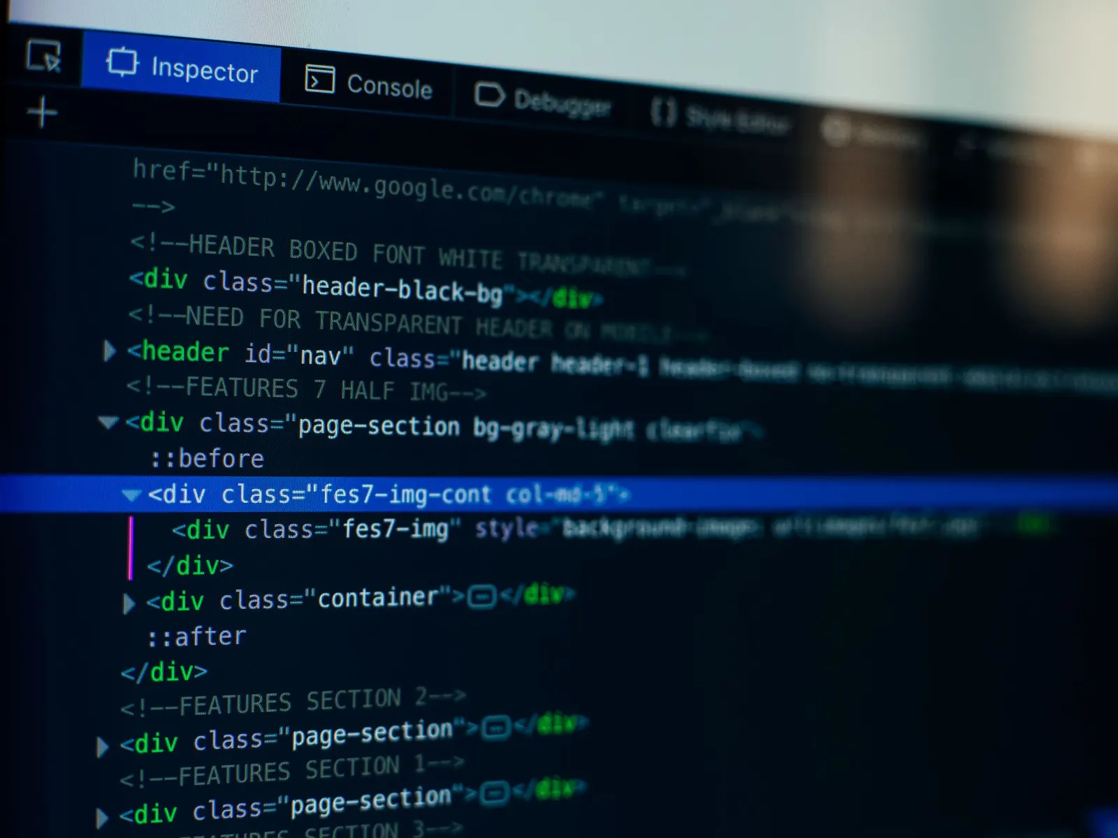 Cod HTML afișat în inspectorul browserului pe ecran